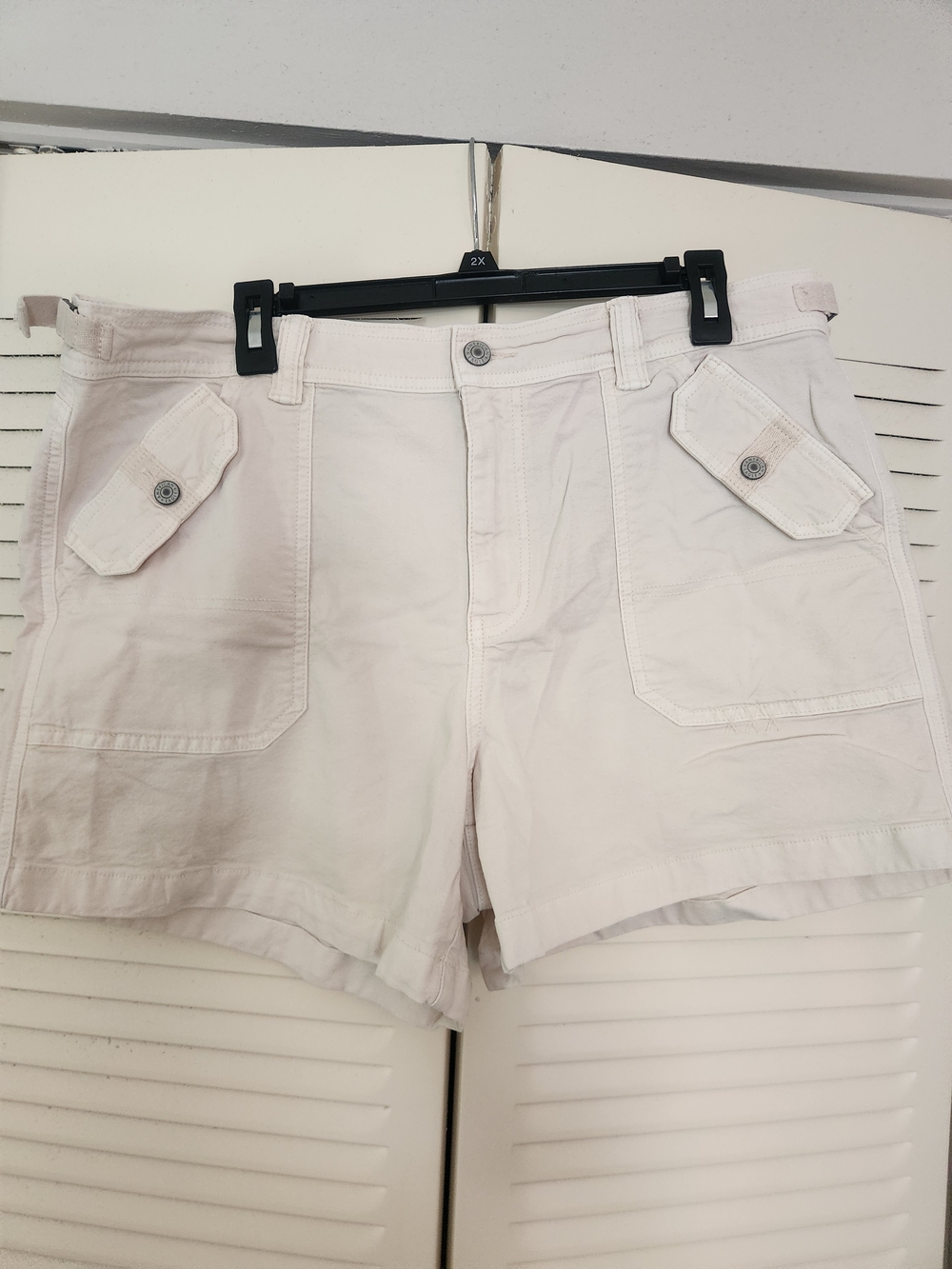 American Eagle Outfitters Cream Cargo Pocket Shorts